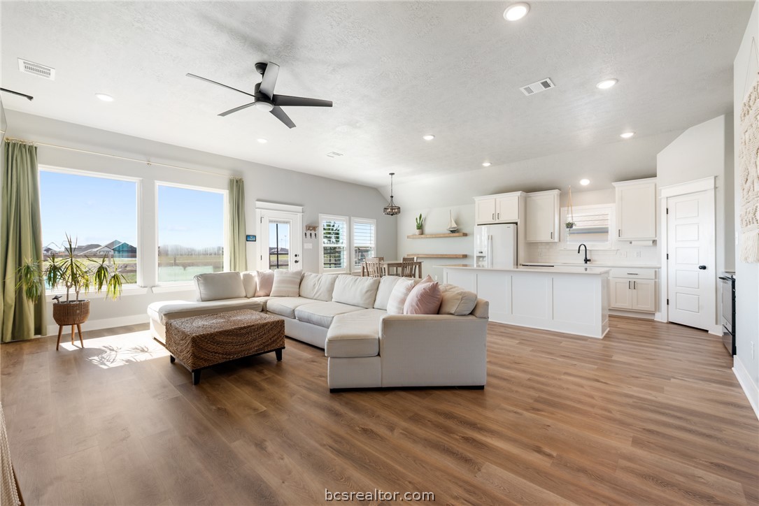 244 Brazos Bend Snook, TX 77879 - Photo 7 of 33