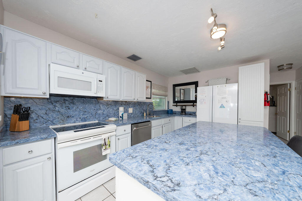 58121 Morton Street Marathon, FL 33050 - Photo 43 of 93 Kitchen