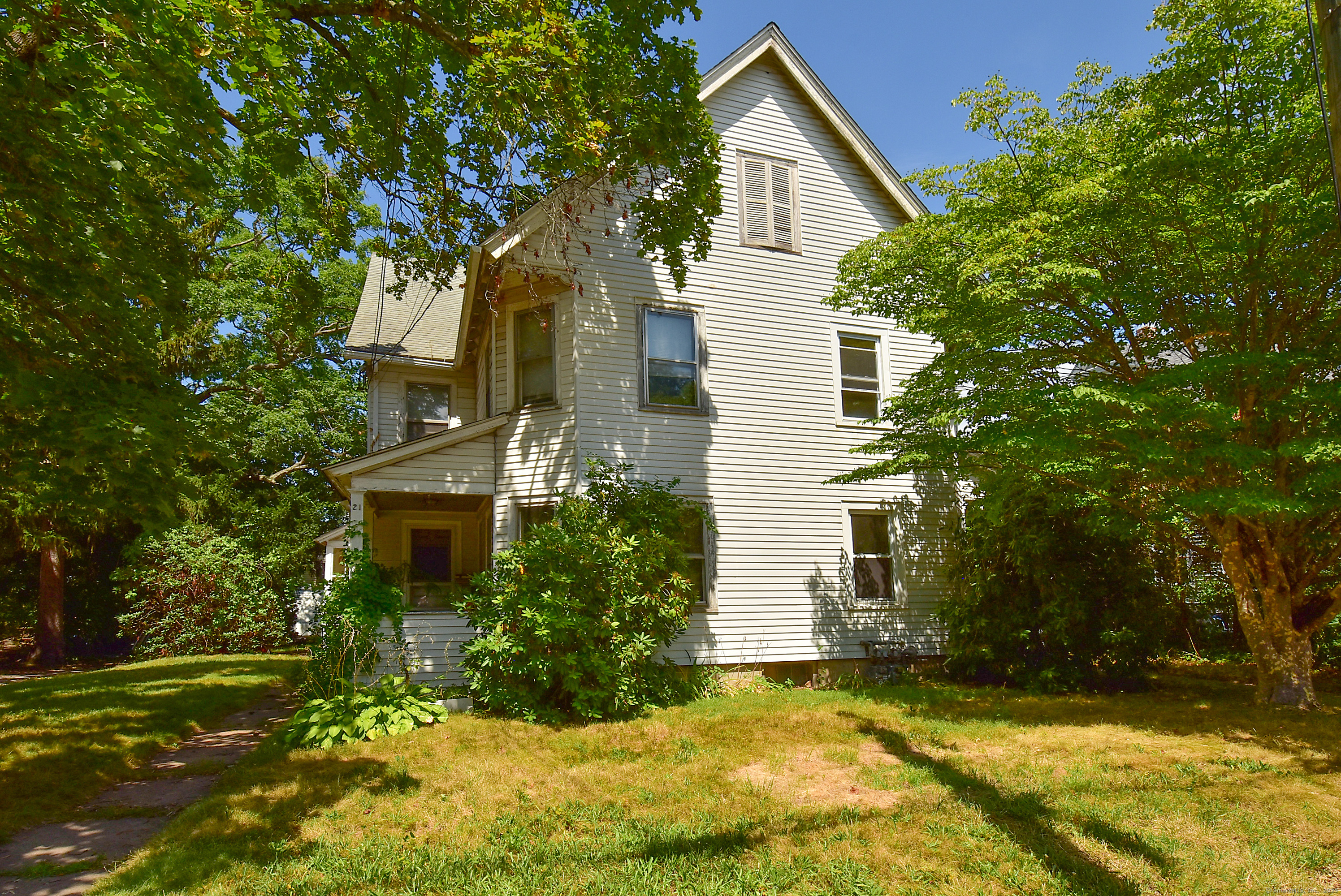 a view of a house with a yard