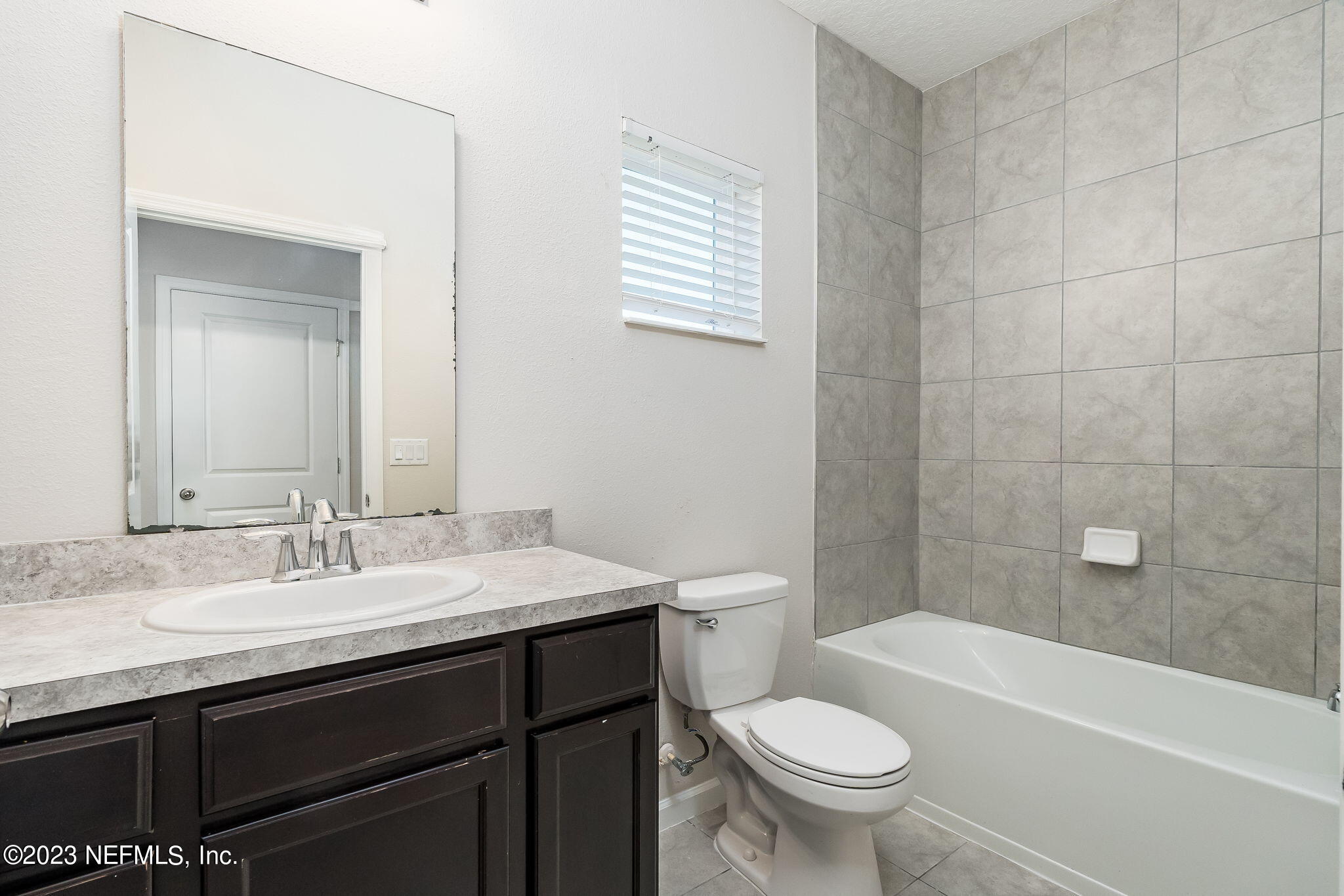 5556 Kellar Circle Jacksonville, FL 32218 - Photo 14 of 28 a bathroom with a sink a toilet and a bathtub