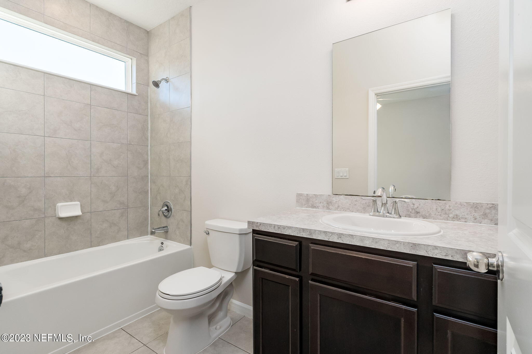 5556 Kellar Circle Jacksonville, FL 32218 - Photo 18 of 28 a bathroom with a sink a toilet and a bathtub