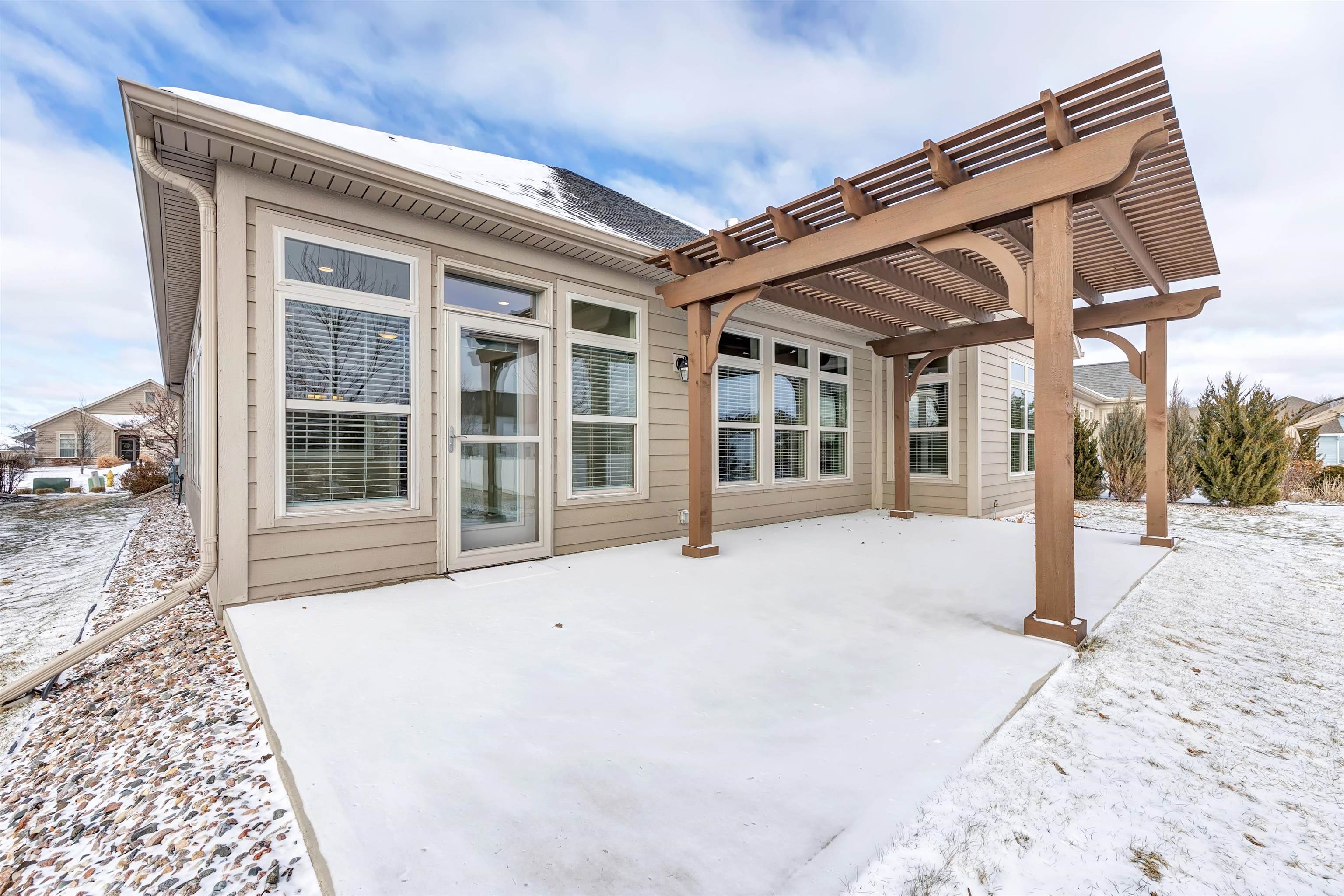 210 Bedford Road Green Bay, WI 54311 - Photo 3 of 37