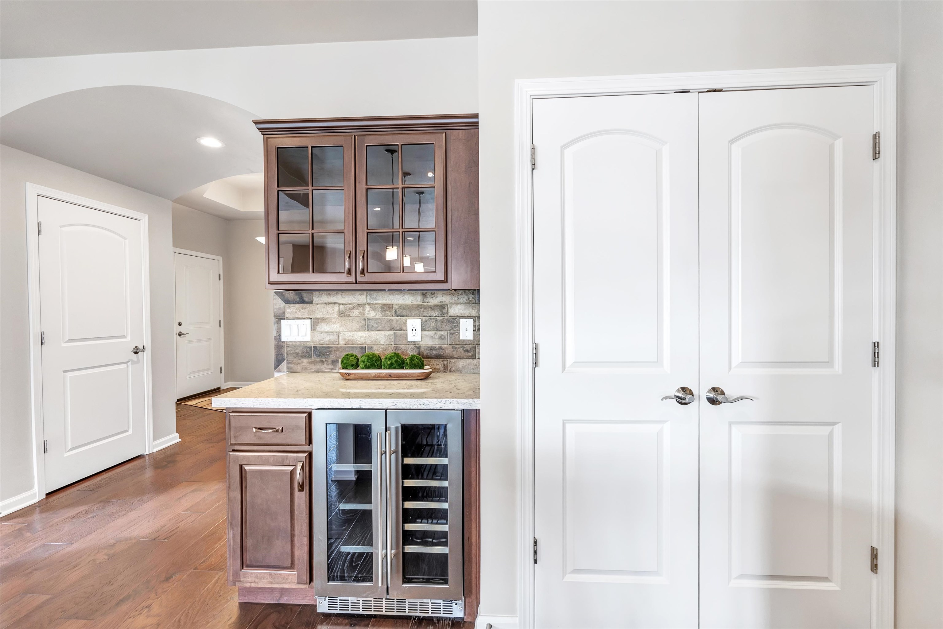 210 Bedford Road Green Bay, WI 54311 - Photo 8 of 37