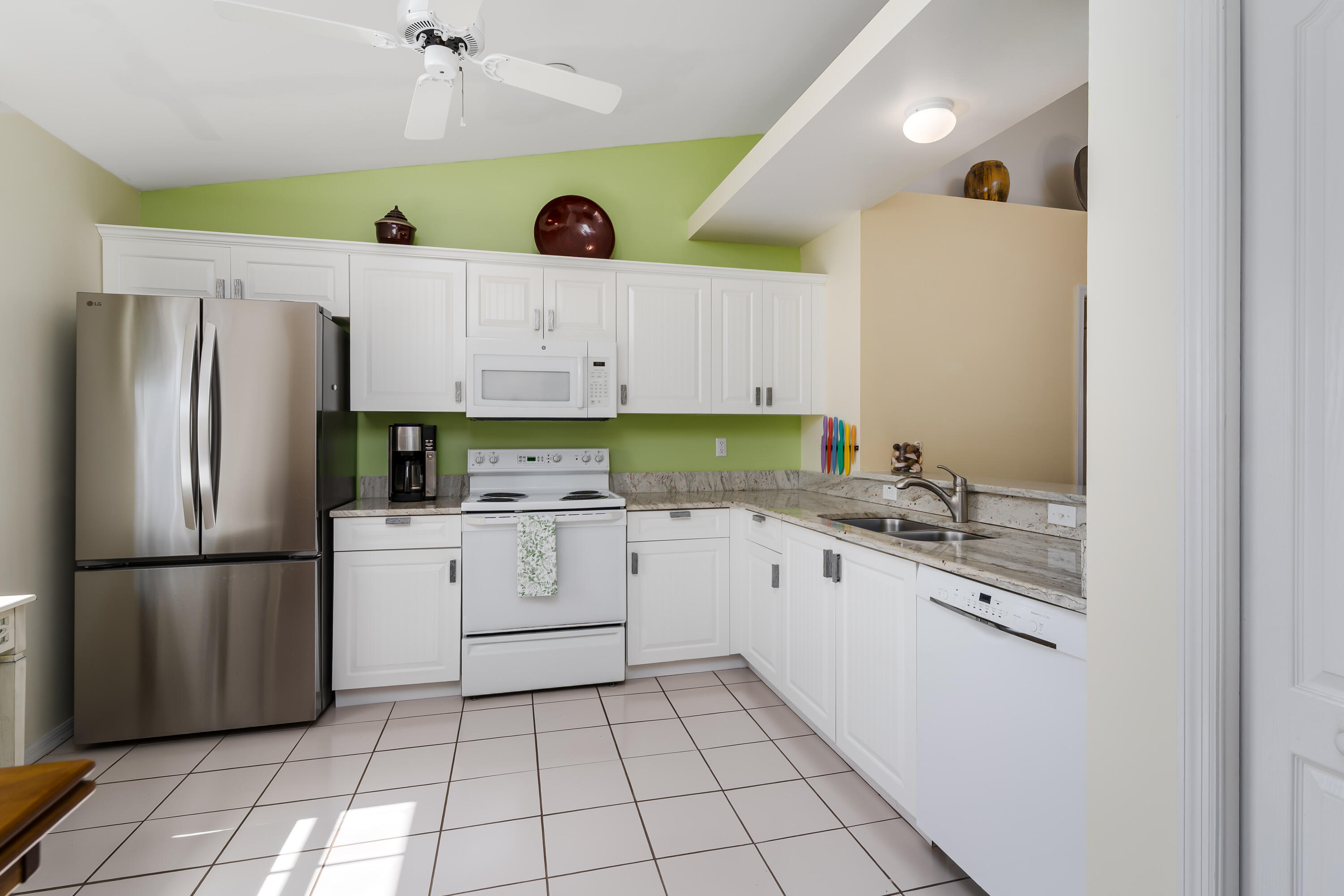 8065 Tiger Cove, Unit 1611 Naples, FL 34113 - Photo 18 of 40 Kitchen