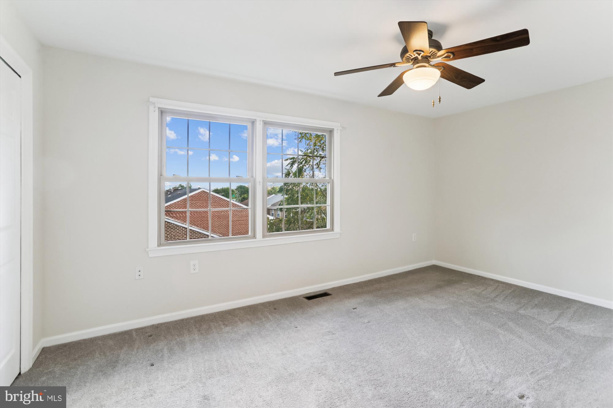 945 South Scott Street Arlington, VA 22204 - Photo 23 of 39 an empty room with a window
