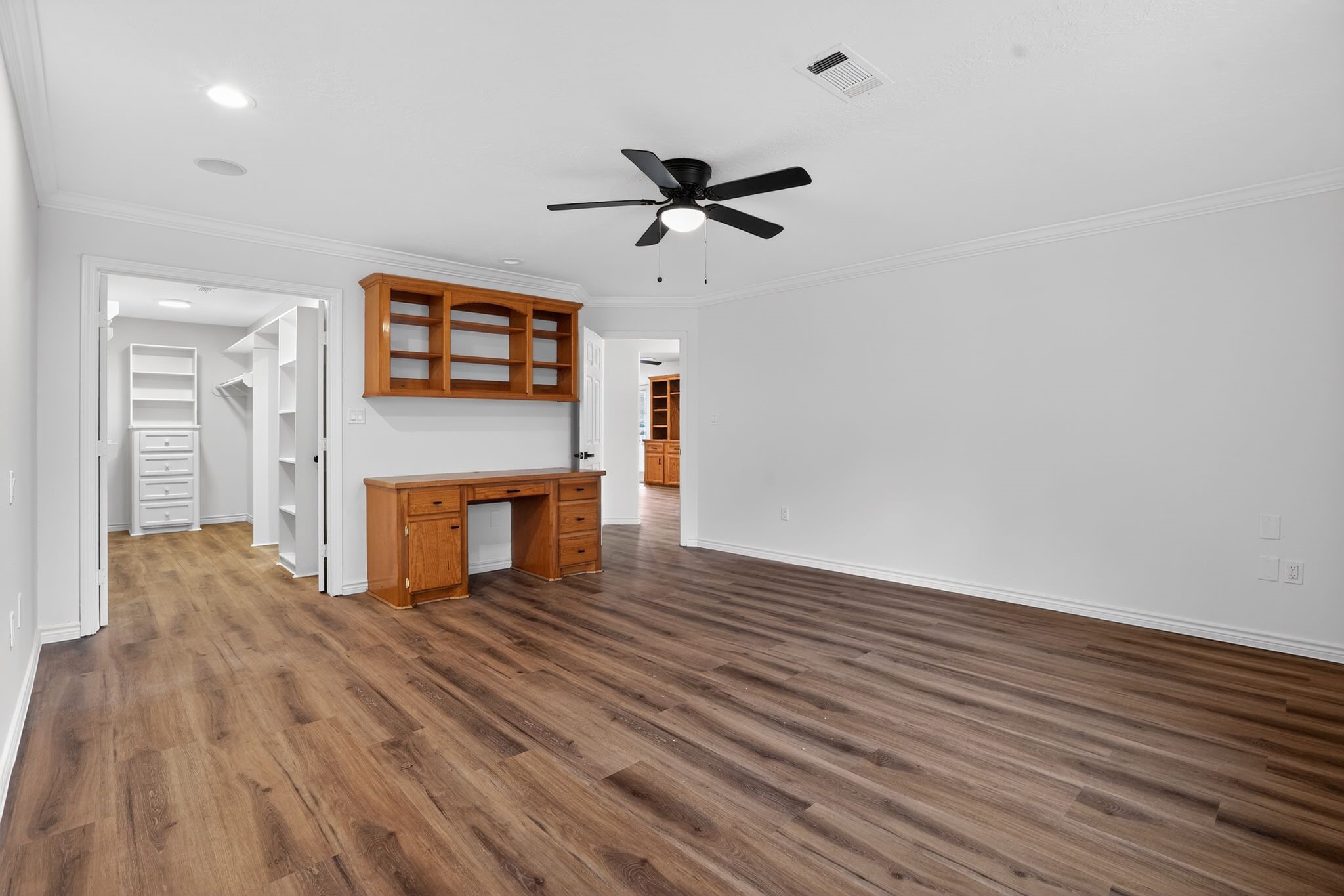 27 Deerfield Road Huntsville, TX 77340 - Photo 24 of 46 a view of a livingroom with wooden floor and a ceiling fan