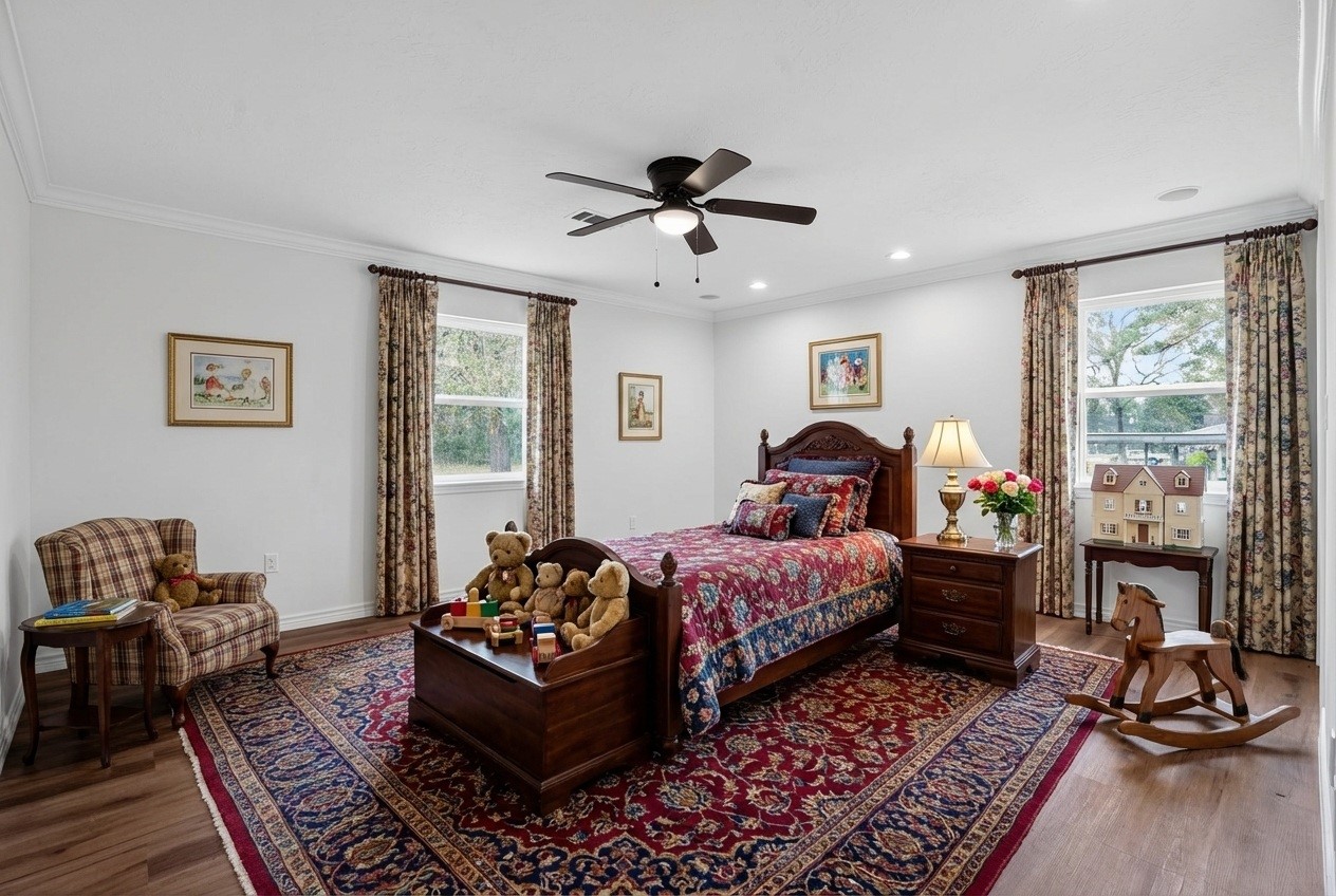 27 Deerfield Road Huntsville, TX 77340 - Photo 10 of 46 a bedroom with furniture and a window