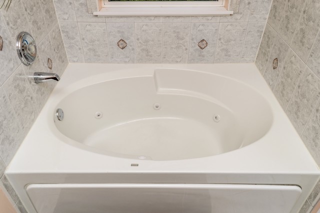 229 Ridge Road North Aurora, IL 60542 - Photo 13 of 18 a bathroom with a bathtub