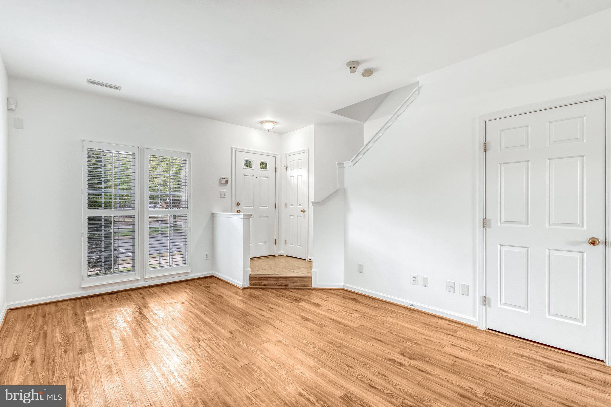 9854 Maitland Loop Bristow, VA 20136 - Photo 3 of 10 Entrance 1st floor