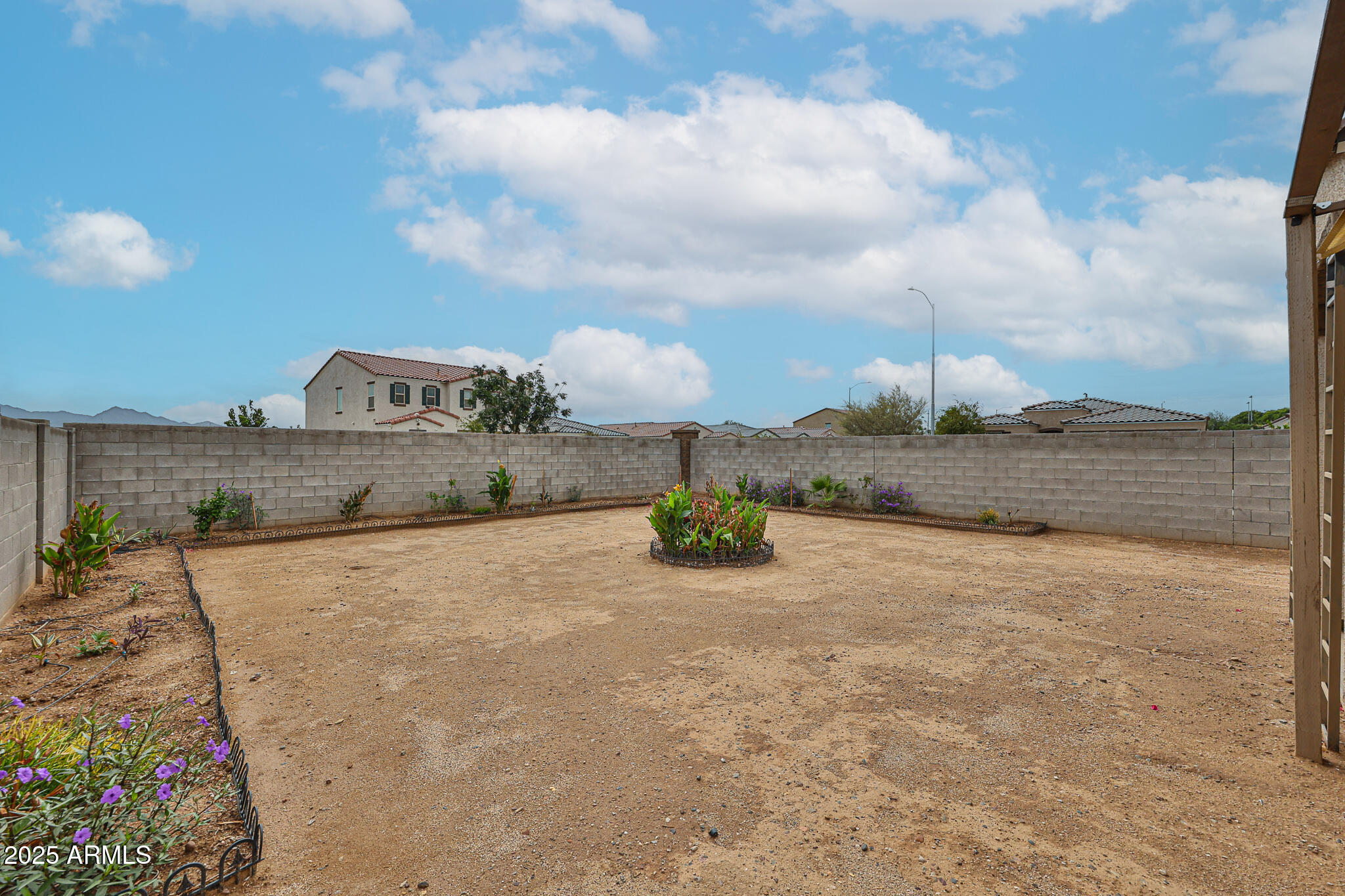 509 East Elm Lane Avondale, AZ 85323 - Photo 34 of 40 a view of a dry yard