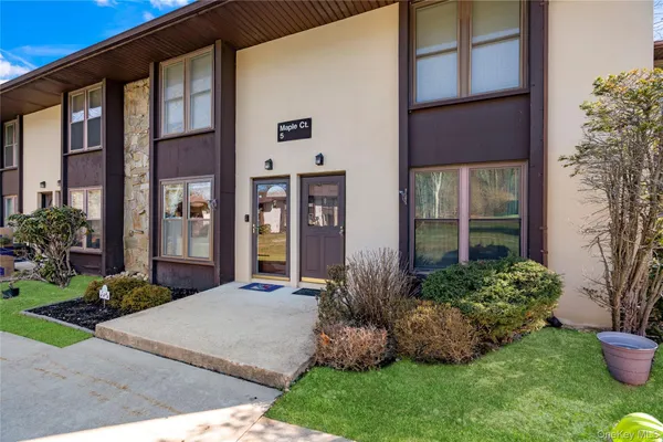 $299,990 | 7 Maple Court, Unit 7, Selden, NY 11784