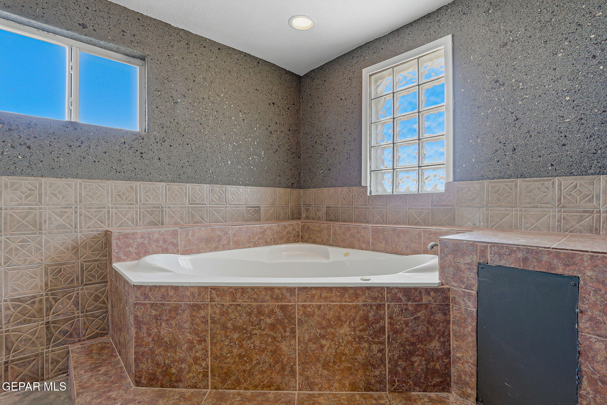 14573 B Van Fleet Road El Paso, TX 79938 - Photo 47 of 128 a bathroom with a bathtub