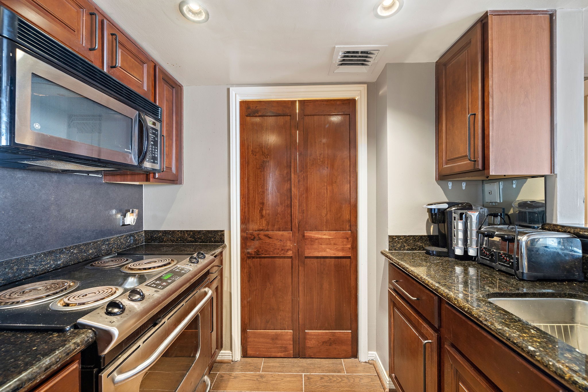 3525 Sage Road, Unit 1111 Houston, TX 77056 - Photo 13 of 19 a kitchen with a stove microwave and sink