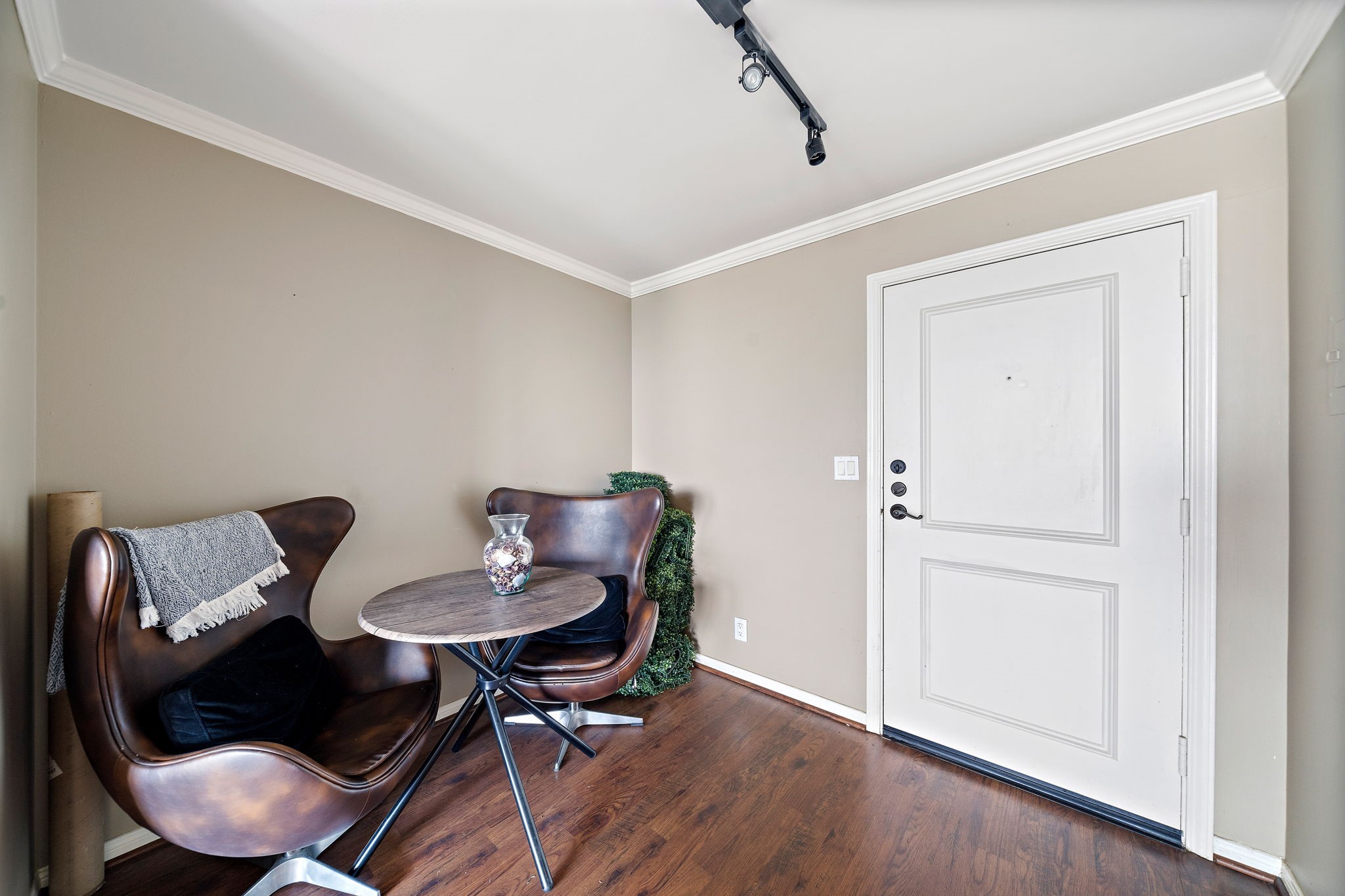3525 Sage Road, Unit 1111 Houston, TX 77056 - Photo 15 of 19 a view of a workspace room with furniture and wooden floor