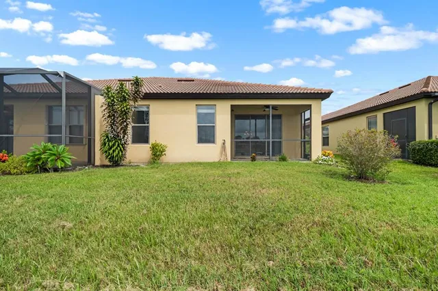 a view of a house with backyard and garden