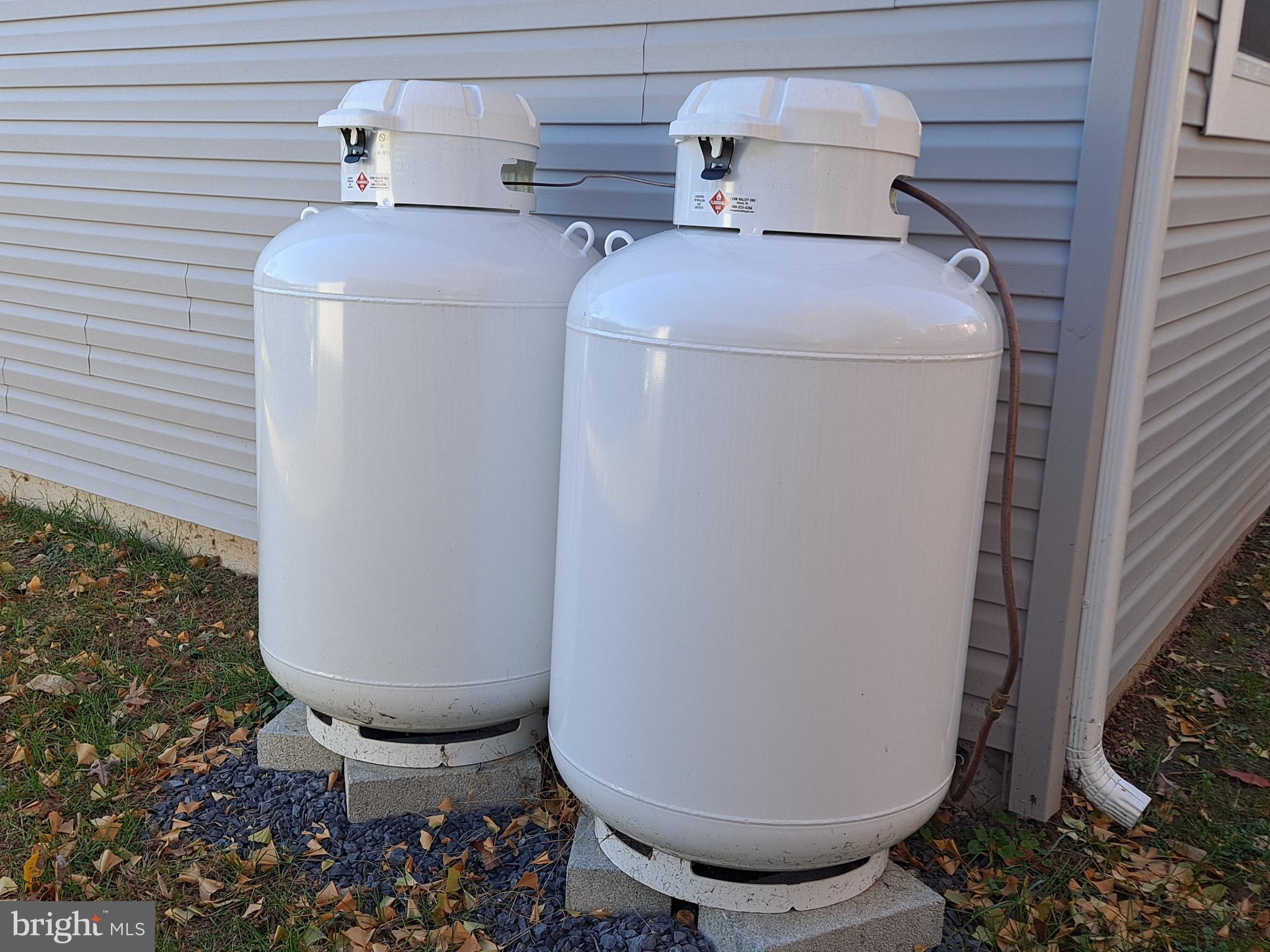 906 Lakeview Drive Green Lane, PA 18054 - Photo 32 of 37 a utility room with dryer and washer