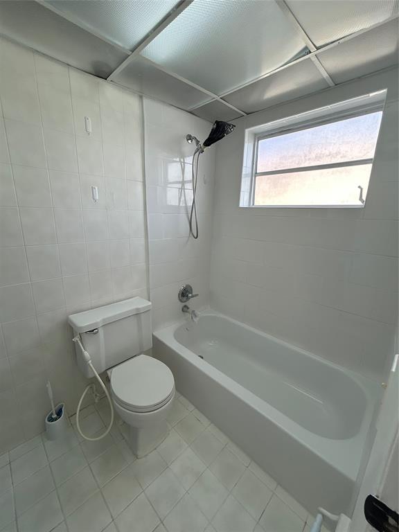 1855 West 60th Street, Unit 325 Hialeah, FL 33012 - Photo 5 of 18 a bathroom with a toilet and a bathtub