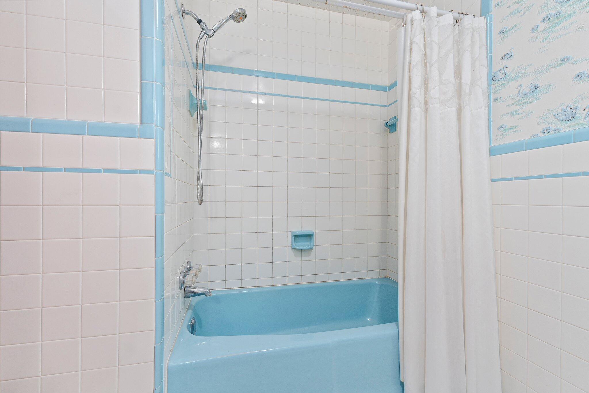 11541 Okeechobee Road Fort Pierce, FL 34945 - Photo 25 of 46 a bathroom with a bathtub