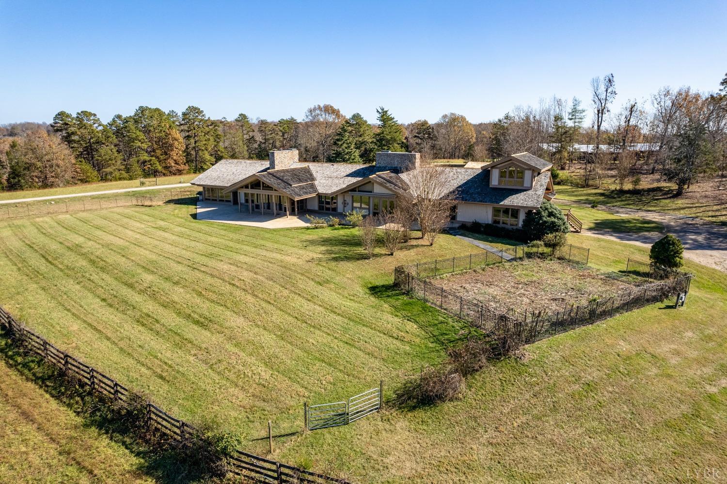 11261 Forest Road Forest, VA 24551 - Photo 16 of 99 a view of a town with houses