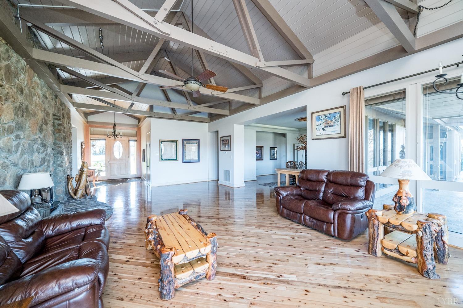 11261 Forest Road Forest, VA 24551 - Photo 36 of 99 a living room with furniture