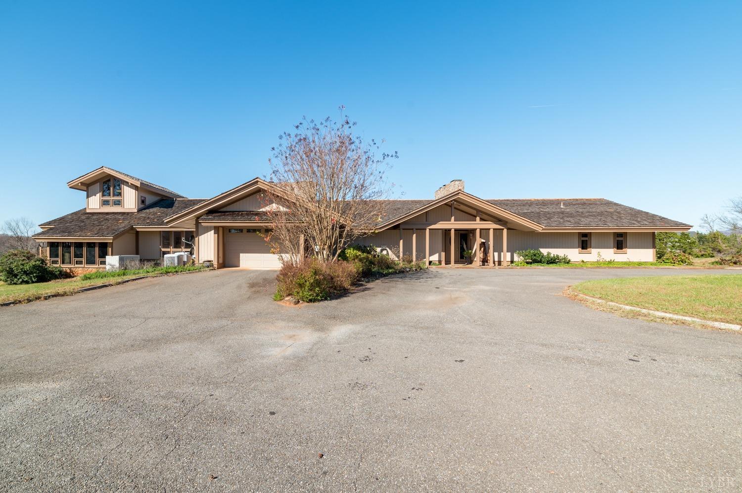 11261 Forest Road Forest, VA 24551 - Photo 5 of 99 a front view of a house with a yard