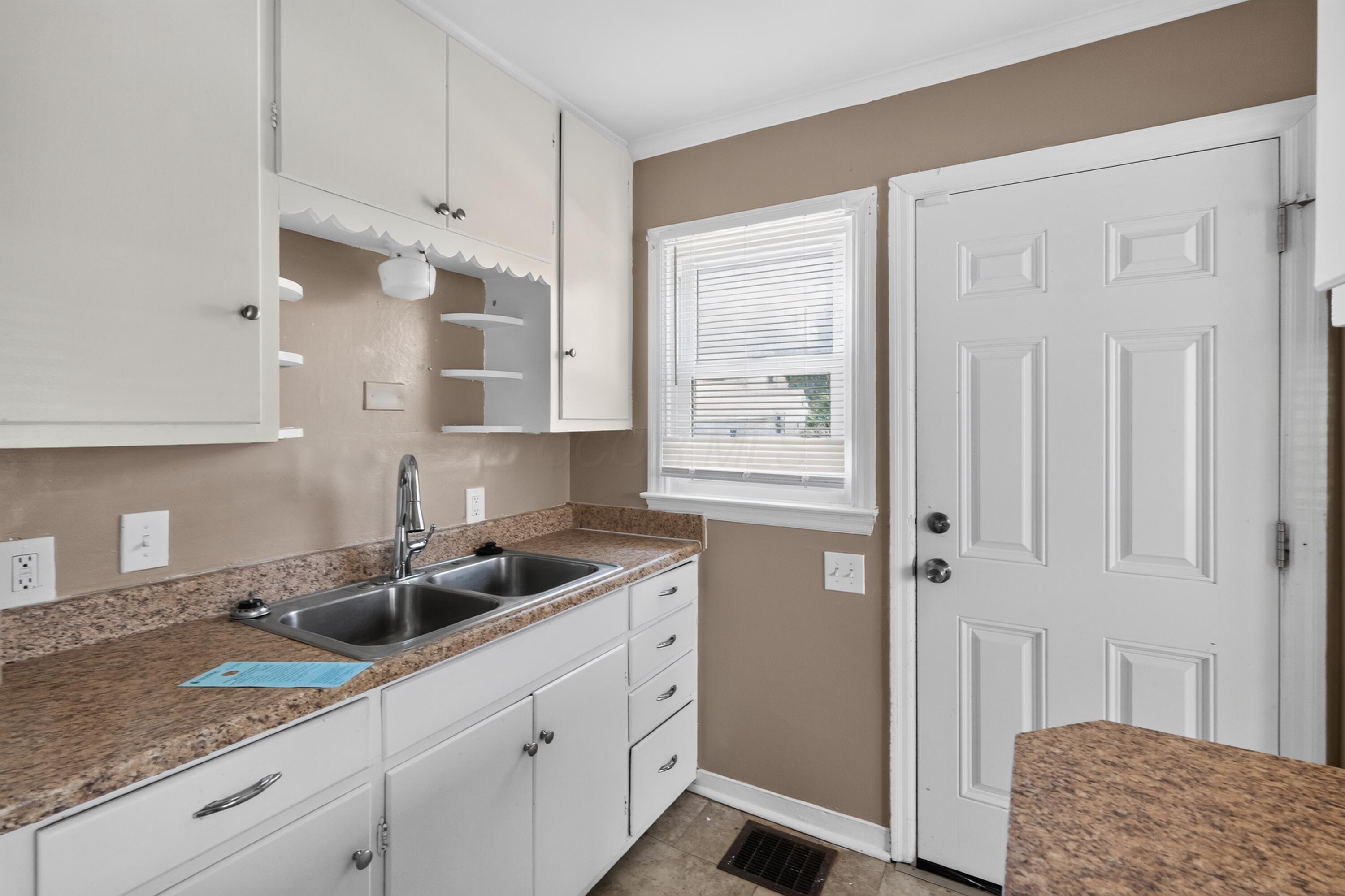 636 South Ashburton Road Columbus, OH 43213 - Photo 8 of 32 11_636_S_Ashburton_Rd-Kitchen-n-22