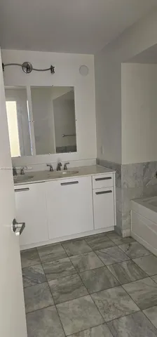 $4,200 | 1060 Brickell Avenue, Unit 3417, Miami, FL 33131