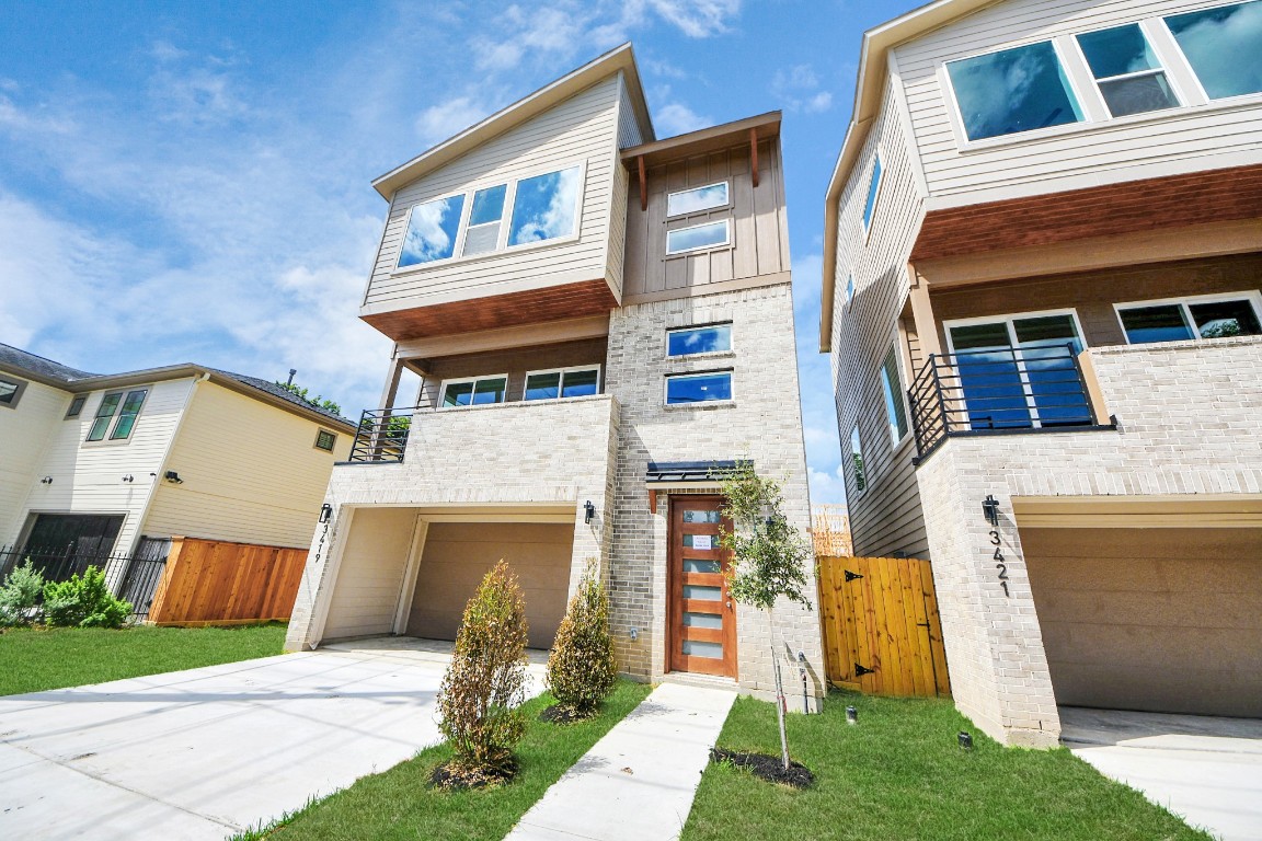 3419 Arlington Street Houston, TX 77018 - Photo 2 of 44 Full front elevation with driveway and private entrance