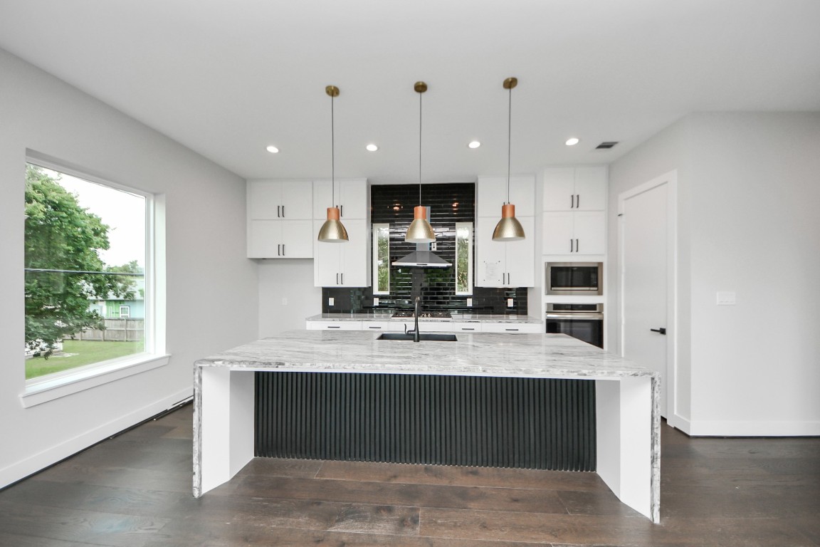 3419 Arlington Street Houston, TX 77018 - Photo 21 of 44 Window detail allowing natural light throughout