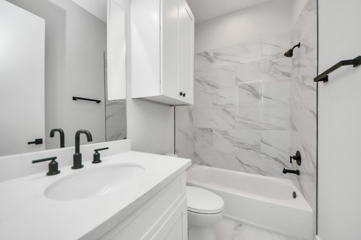 3419 Arlington Street Houston, TX 77018 - Photo 35 of 44 a bathroom with a sink and a bathtub