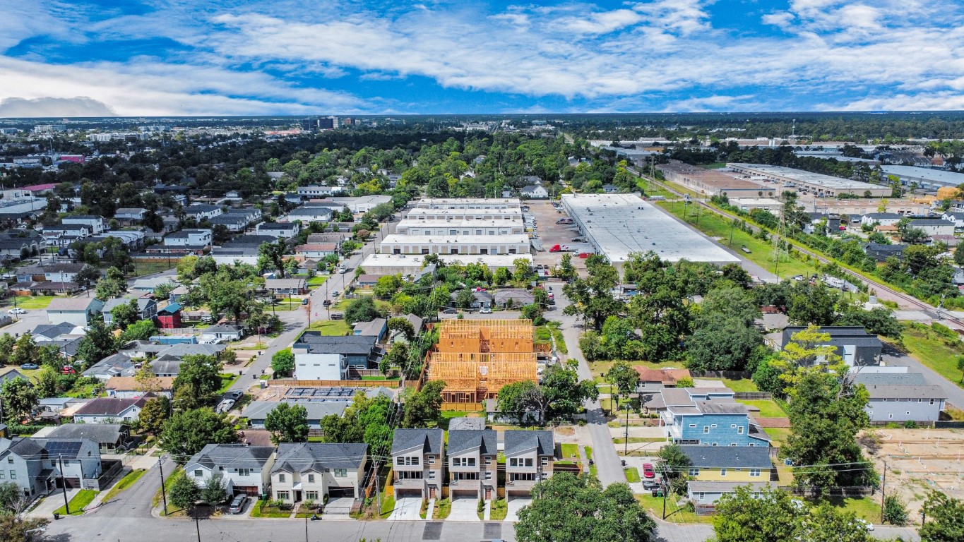 3419 Arlington Street Houston, TX 77018 - Photo 41 of 44 an aerial view of residential building and lake