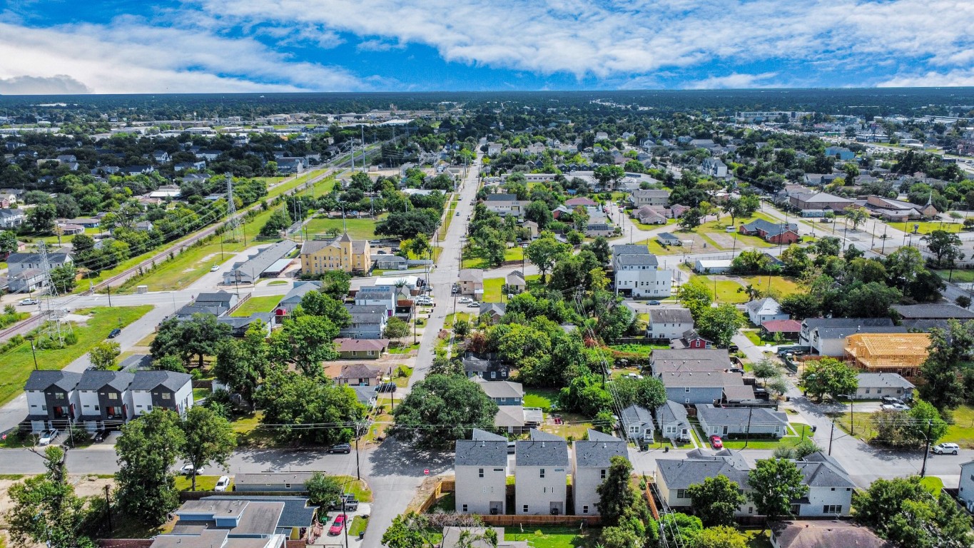 3419 Arlington Street Houston, TX 77018 - Photo 42 of 44 an aerial view of residential houses with outdoor space