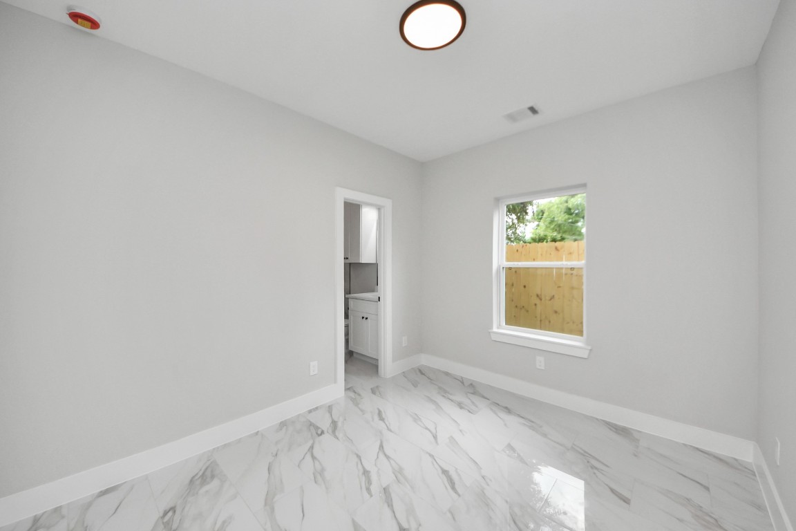 3419 Arlington Street Houston, TX 77018 - Photo 9 of 44 an empty room with a window