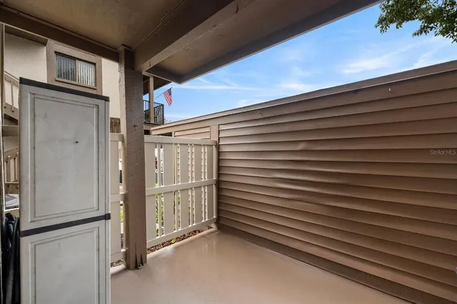 a view of a back yard