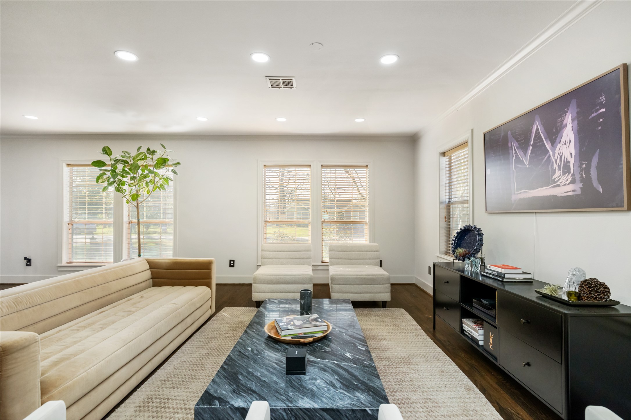 516 West 30th Street Houston, TX 77018 - Photo 5 of 49 Light filled living room