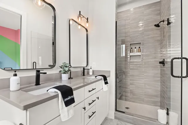 a view of entryway with wall