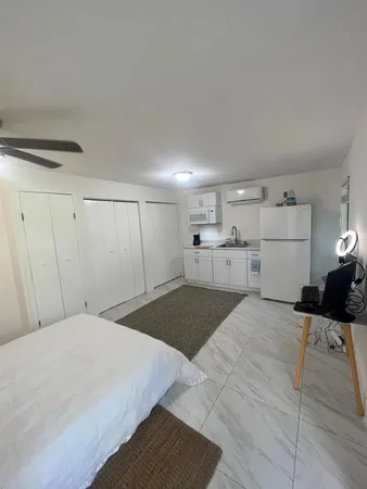 $1,300 | 735 Northeast 37th Street, Unit B, Oakland Park, FL 33334