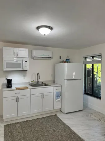 $1,300 | 735 Northeast 37th Street, Unit B, Oakland Park, FL 33334