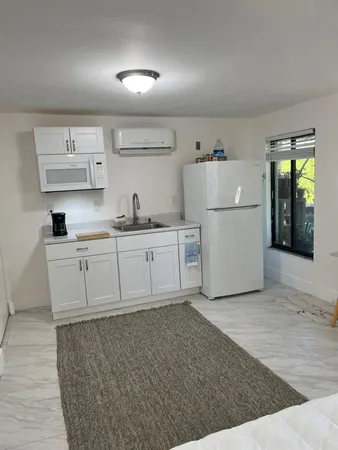 $1,300 | 735 Northeast 37th Street, Unit B, Oakland Park, FL 33334