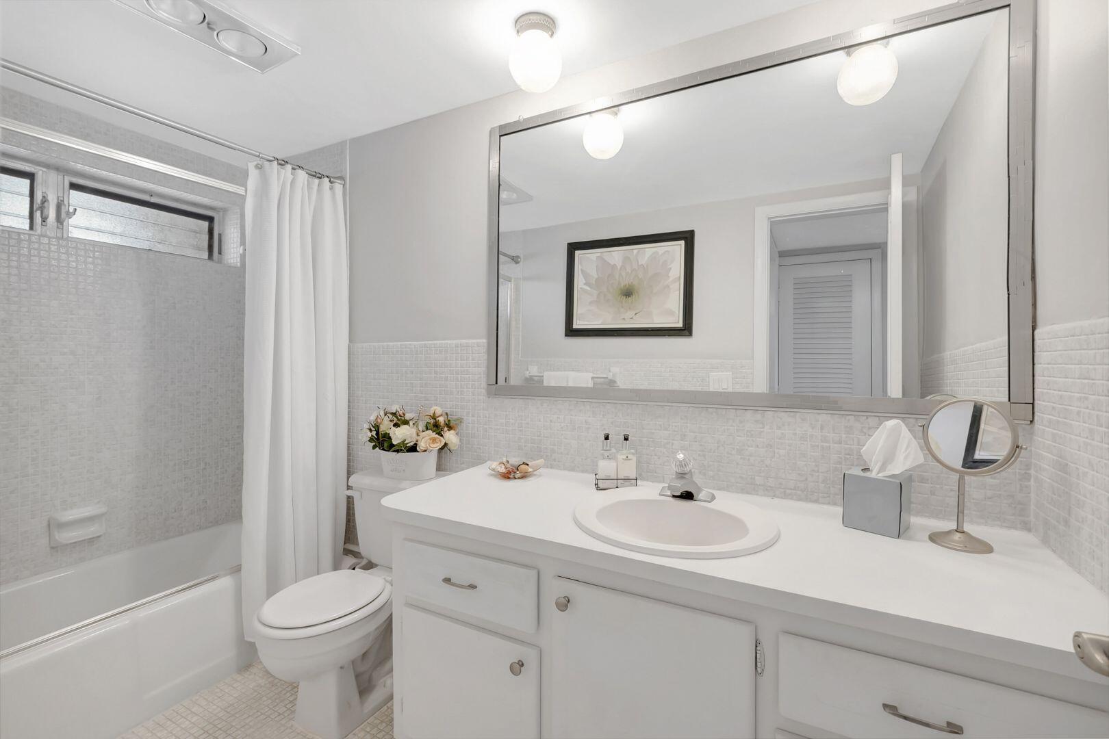 15 Southeast 13th Street, Unit D2 Boca Raton, FL 33432 - Photo 17 of 18 15 SE 13th BATH #2