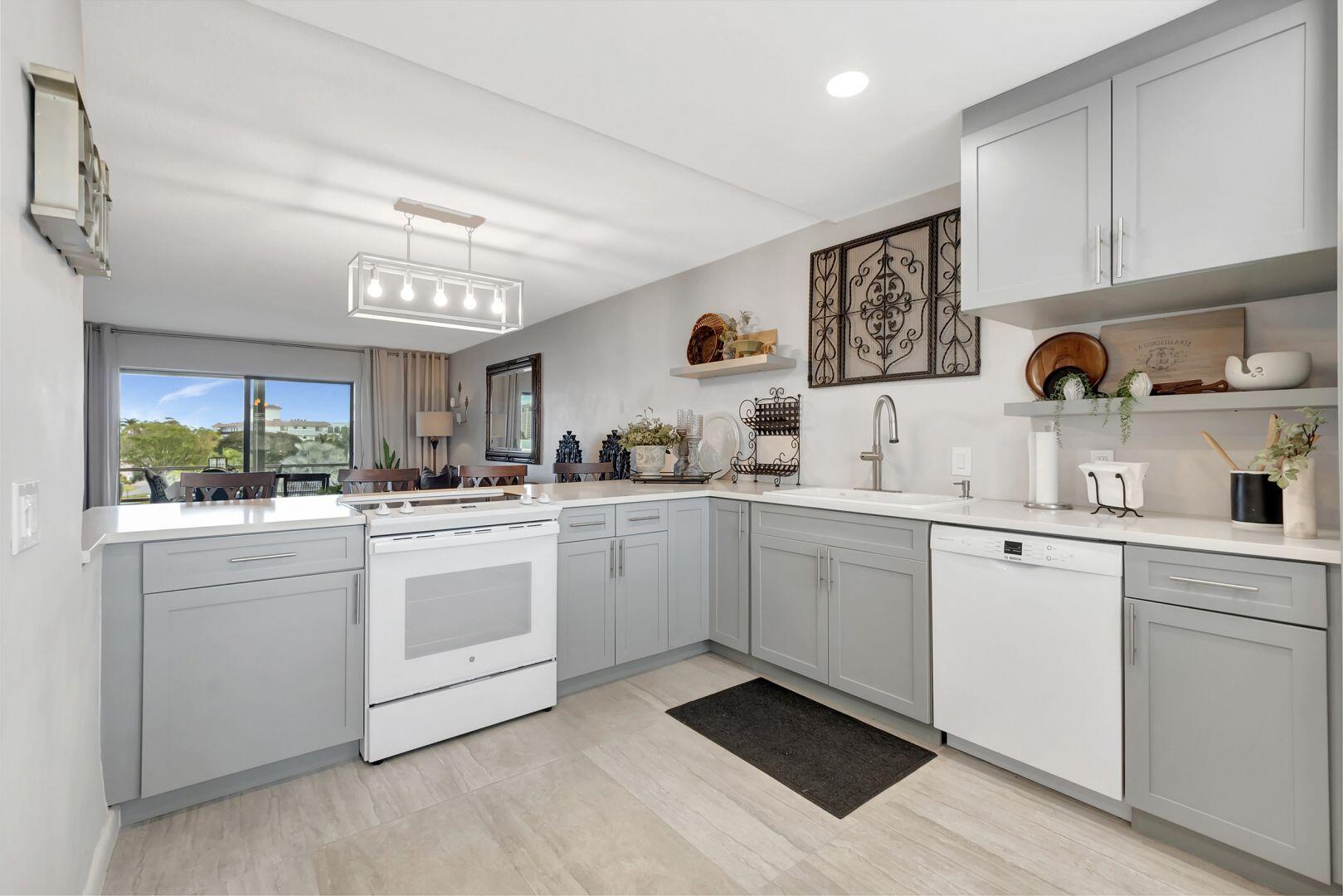 15 Southeast 13th Street, Unit D2 Boca Raton, FL 33432 - Photo 4 of 18 15 SE 13th KITCHEN 3