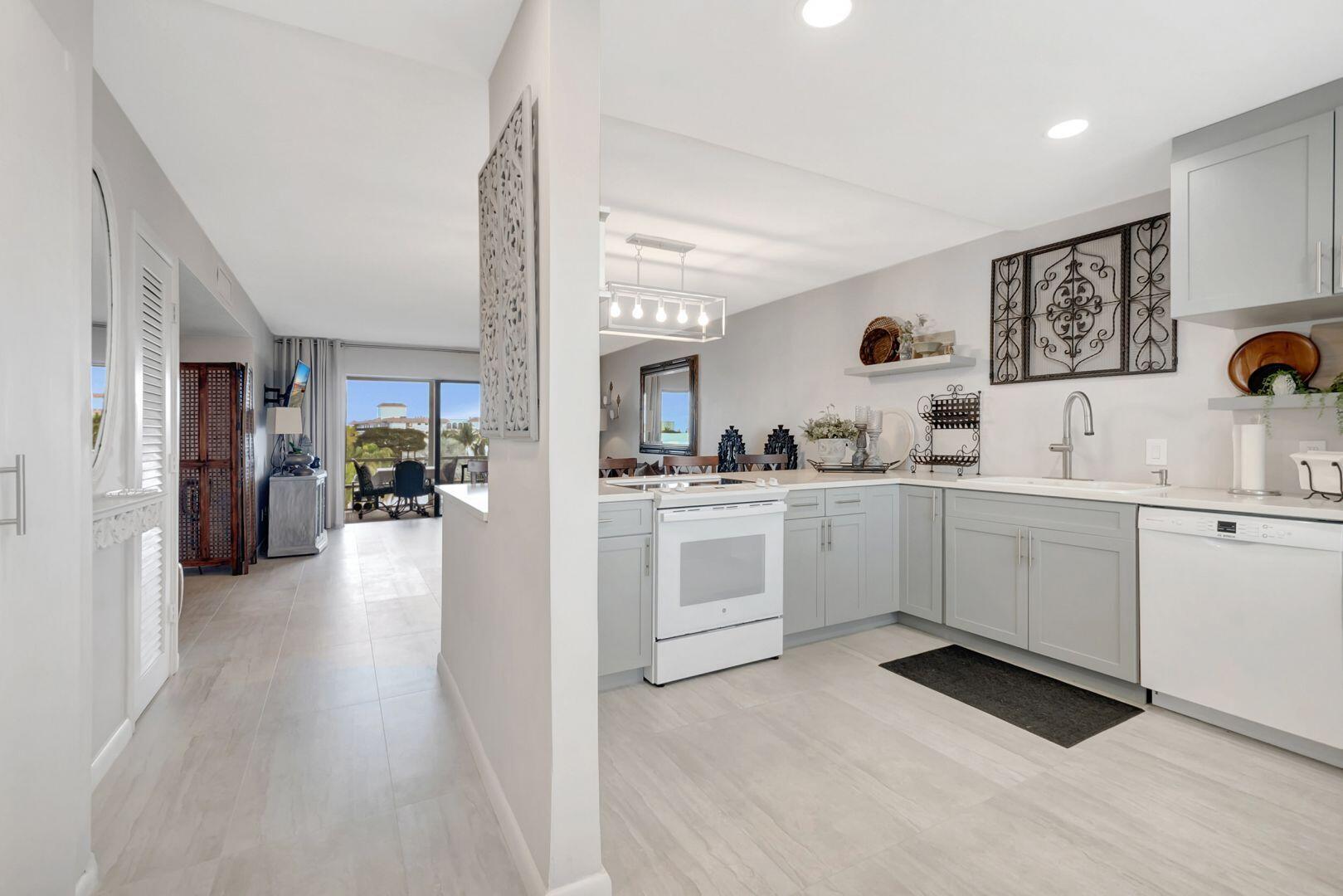 15 Southeast 13th Street, Unit D2 Boca Raton, FL 33432 - Photo 5 of 18 15 SE 13TH LIVING GREAT AREA