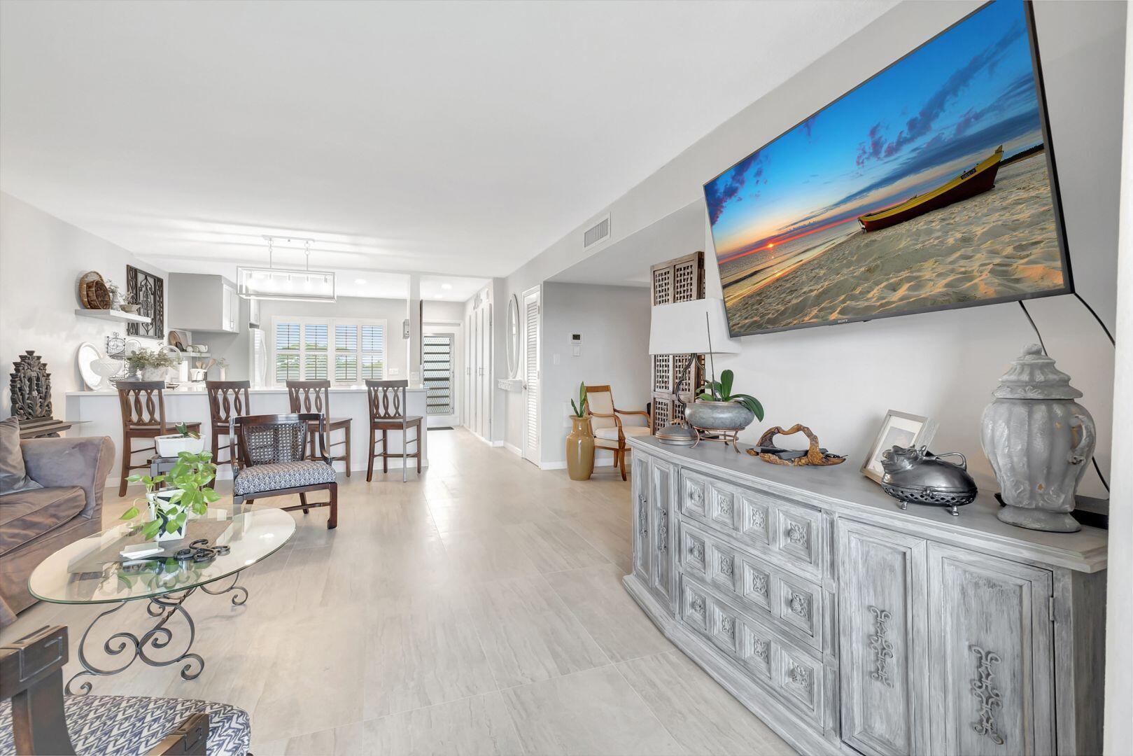 15 Southeast 13th Street, Unit D2 Boca Raton, FL 33432 - Photo 6 of 18 15 SE 13th LIVINGROOM