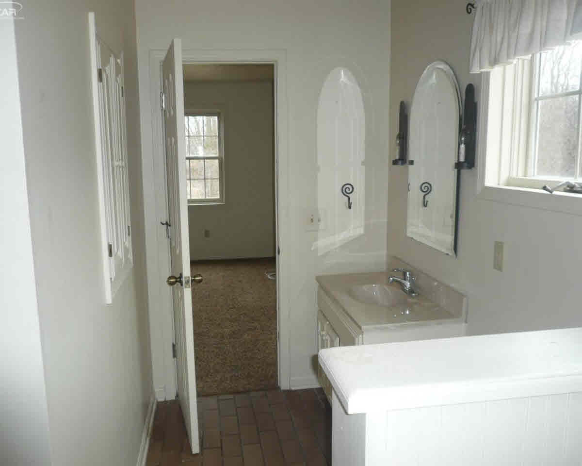 5390 Raubinger Road Swartz Creek, MI 48473 - Photo 8 of 25 21264366-7.JPG