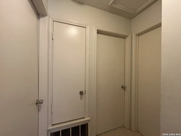 $995 | 8869 Meadow Trace Street, San Antonio, TX 78250