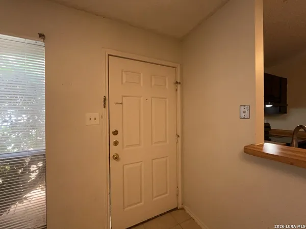 $995 | 8869 Meadow Trace Street, San Antonio, TX 78250