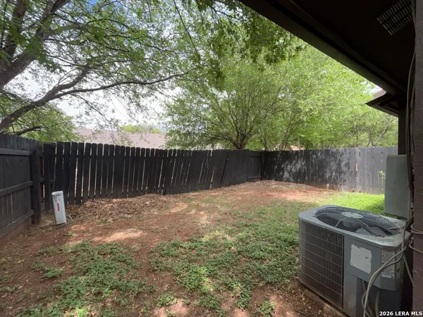 $995 | 8869 Meadow Trace Street, San Antonio, TX 78250