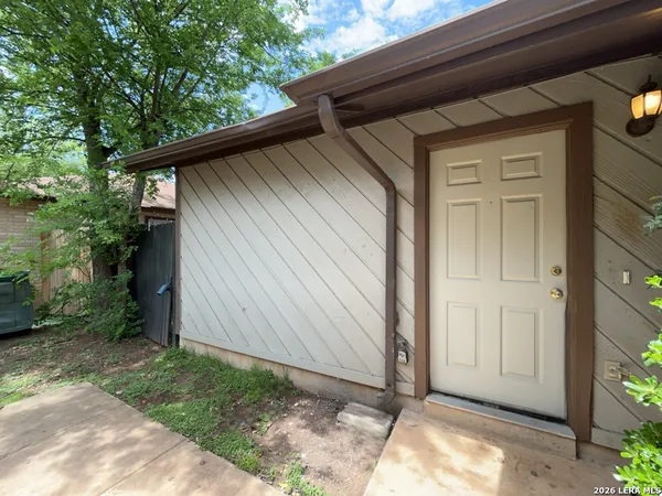 $995 | 8869 Meadow Trace Street, San Antonio, TX 78250