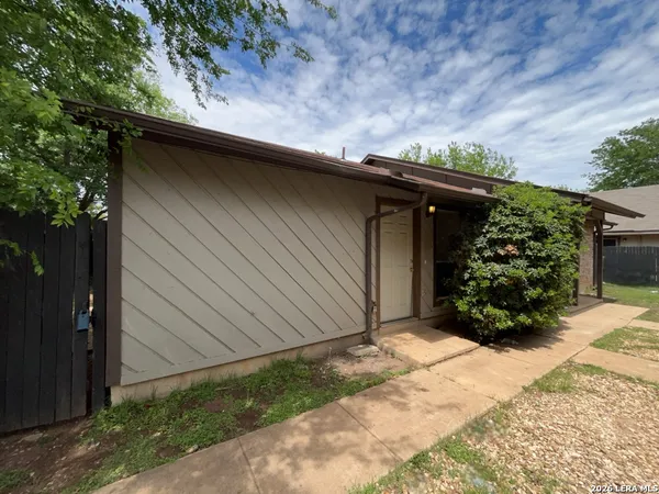 $995 | 8869 Meadow Trace Street, San Antonio, TX 78250