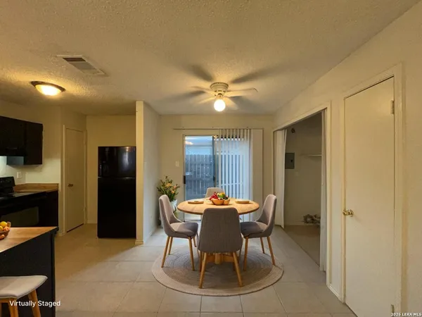 $995 | 8869 Meadow Trace Street, San Antonio, TX 78250